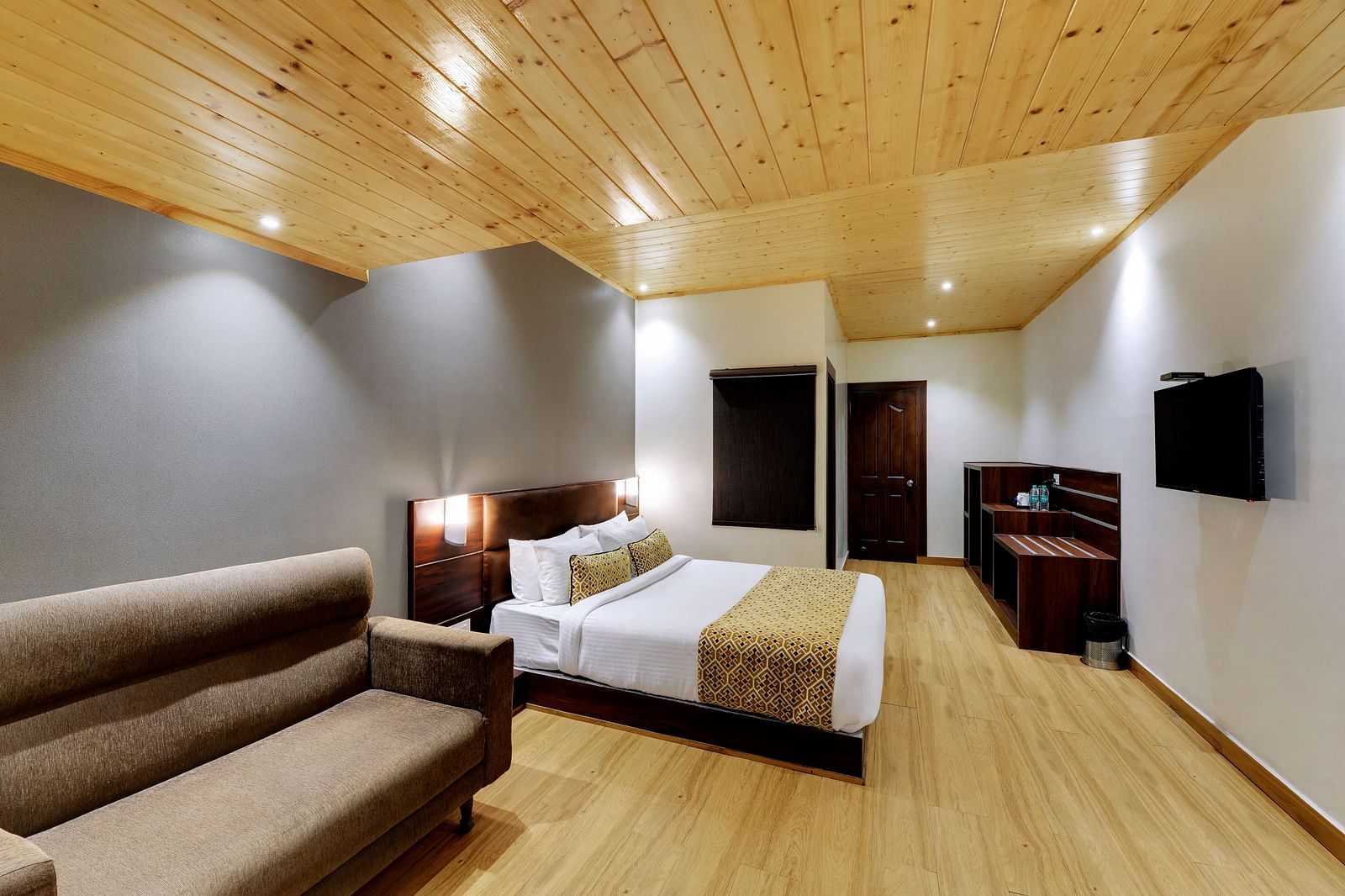 An image of a room with a queen size bed, TV, sofa, lamps and minimal decoration - Sumitel Vista TV Tower