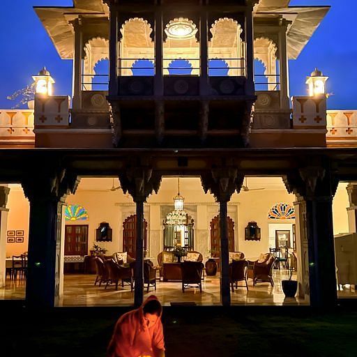 close up image of the Facade of Dev Shree, deogarh during the night