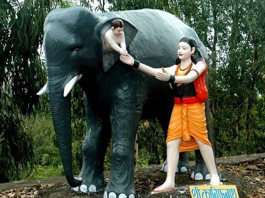 A large statue of Lord Shiva with a Nandi bull at the Nilkantheshwar Mandir.