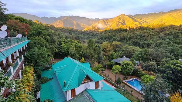 Aerial view image of Shaheen bagh surrounded by lush greenery