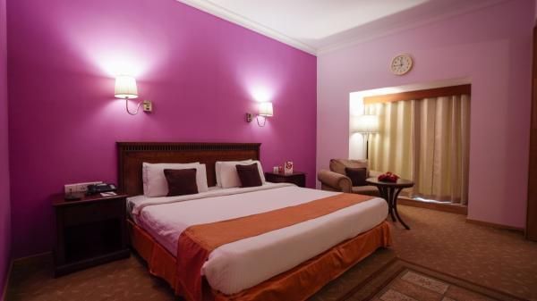 Jr Club suite with bathtub 8
