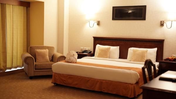 Grandeur Suite Park View with Bathtub 3