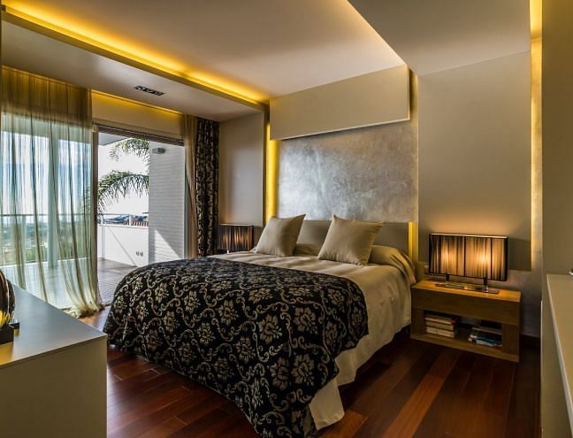 A hotel room with a double bed and large windows - Narrow Gauge Inn - A Serenite Hotel Near Fish Camp.