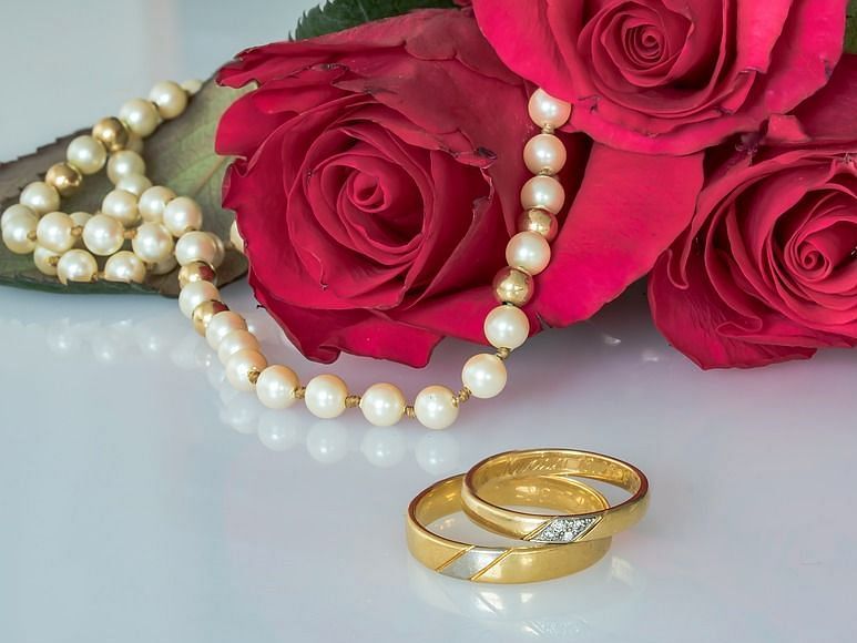 wedding rings and a bouquet of roses