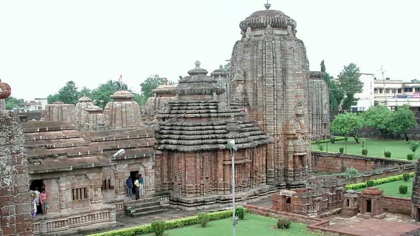 Sub-aerial view of Lingaraj Temple on a sunny day