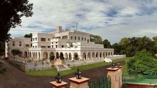 The entrance to the palace with the gate at the foreground - The baradari palace