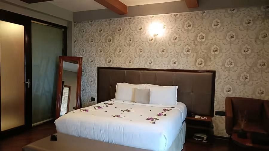 alt-text Luxurious hotel bedroom interior