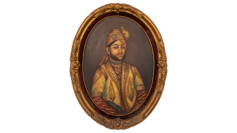 A painting of a royal person framed with a grand oval frame.