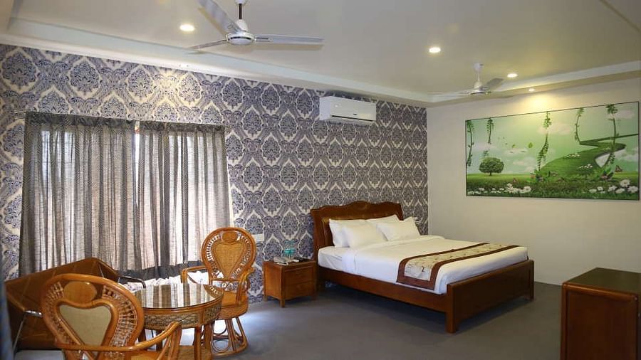 Theme Villa King Size Bed 2