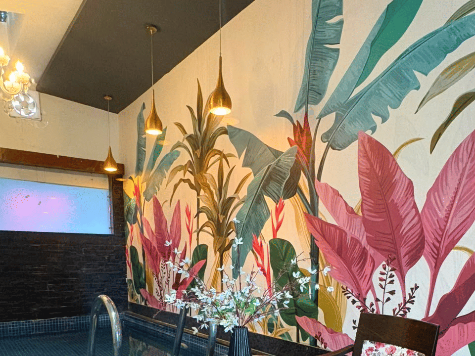 King Room, Pendant lamps above the poolside dining setting