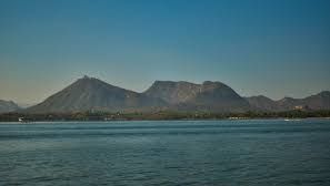 An overview of Fateh Sagar lake in Udaipur with mountains in the distance