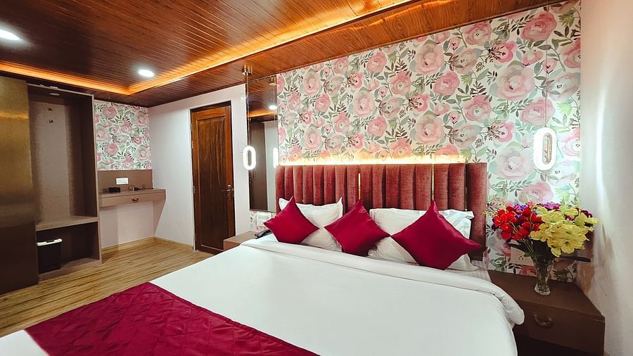 Premium room with side desk, flower vase, mirrors
