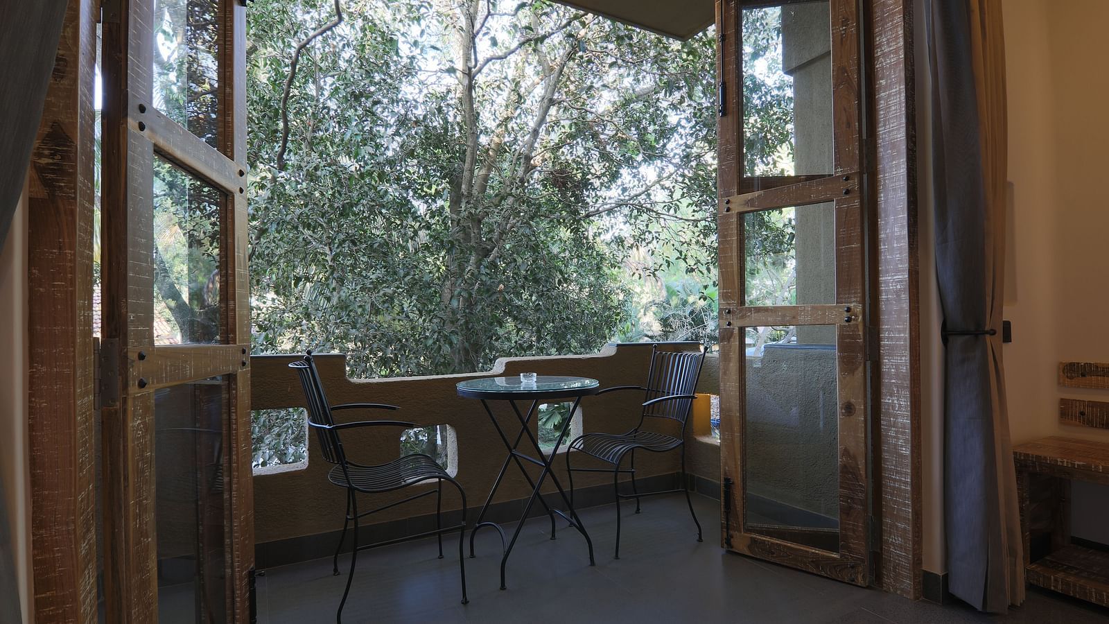 Room   Balcony 4
