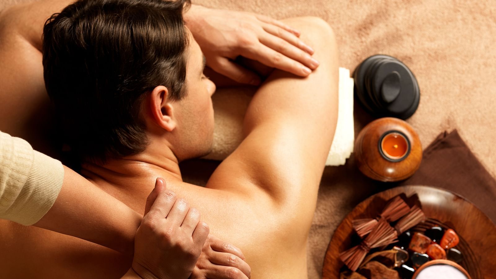 masseur-doing-massage-backbone-man-body-spa-salon-beauty-treatment-concept