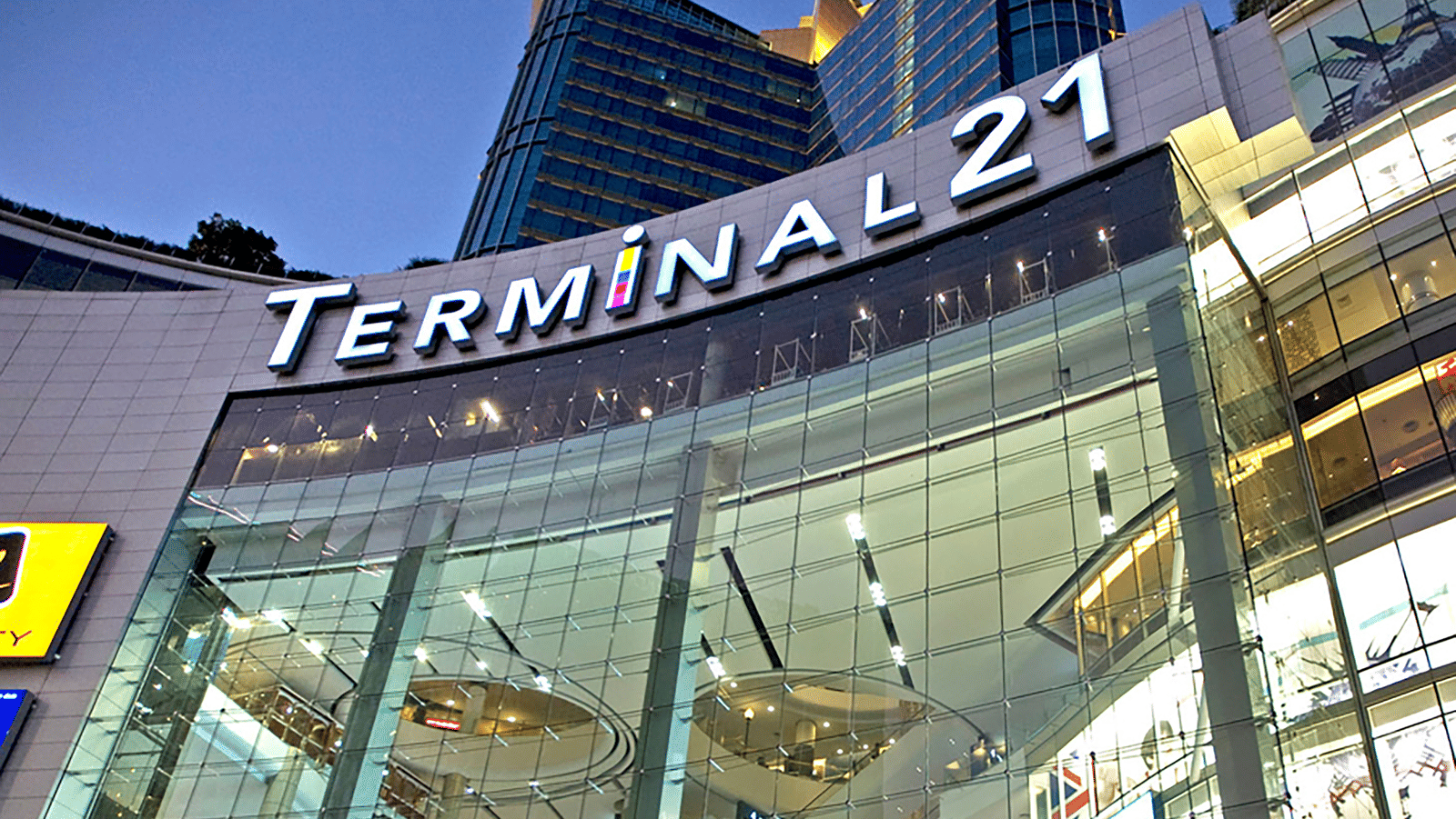 An overview of the facade area of Terminal 21 at BTS with a large glass covering on the facade.