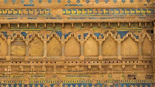 A close up of the intricate Gwalior architecture on a building in Gwalior.