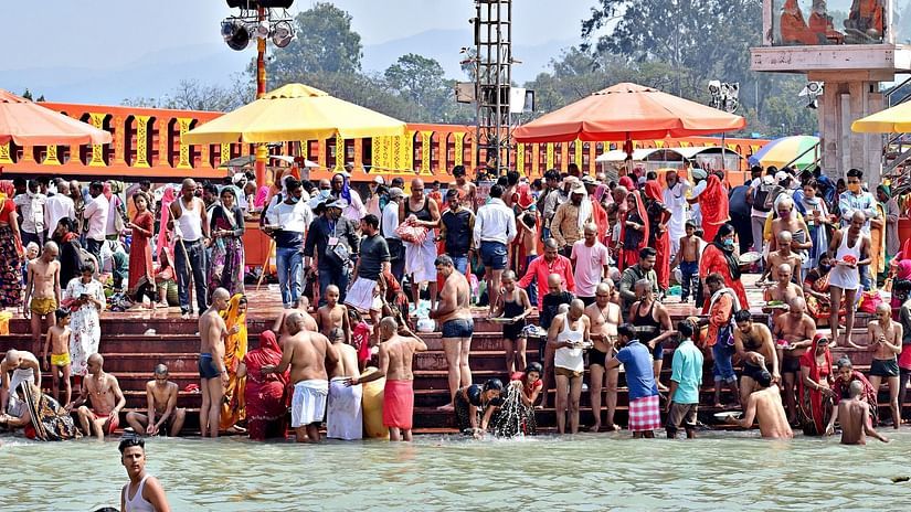 People dipping the ganges