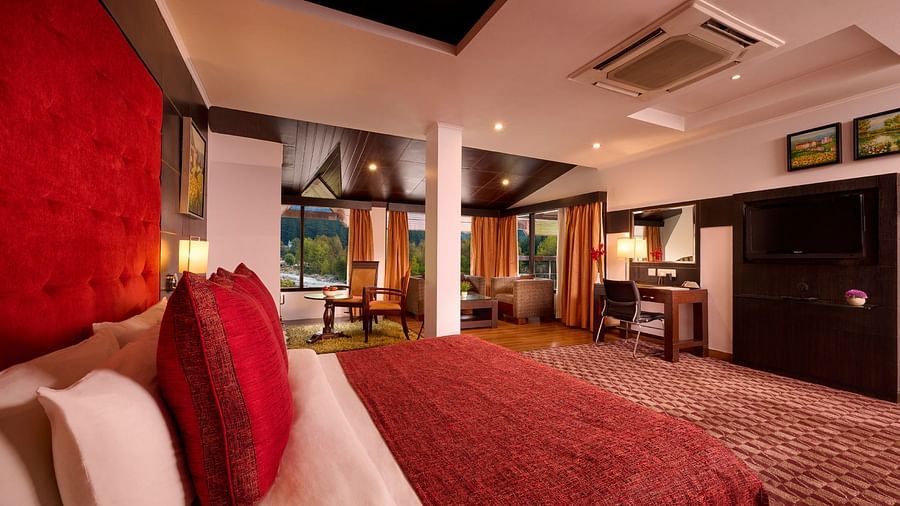 Renest Manali - Interiors of the Parrot Suite