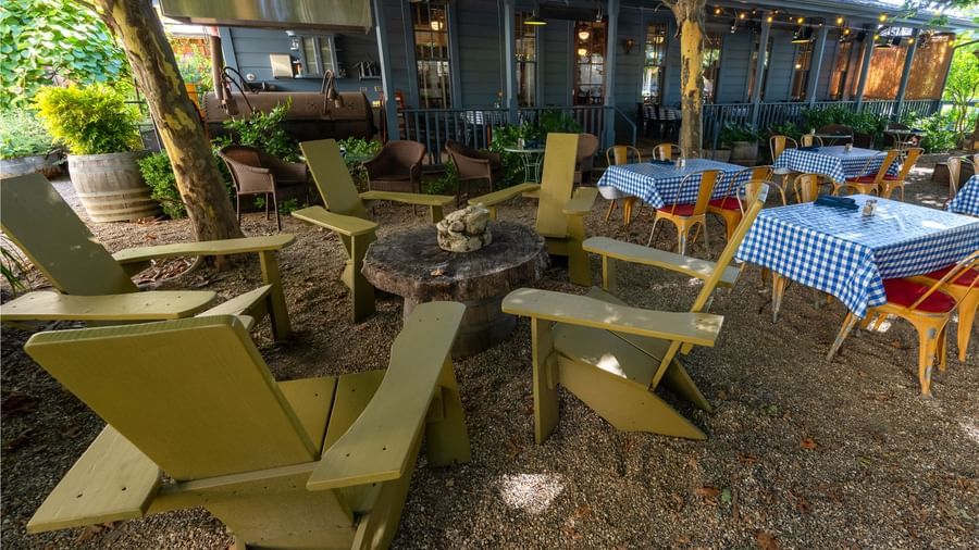 Sophisticated outdoor dining setup of Tallman Hotel with decorative lights and a cabin.