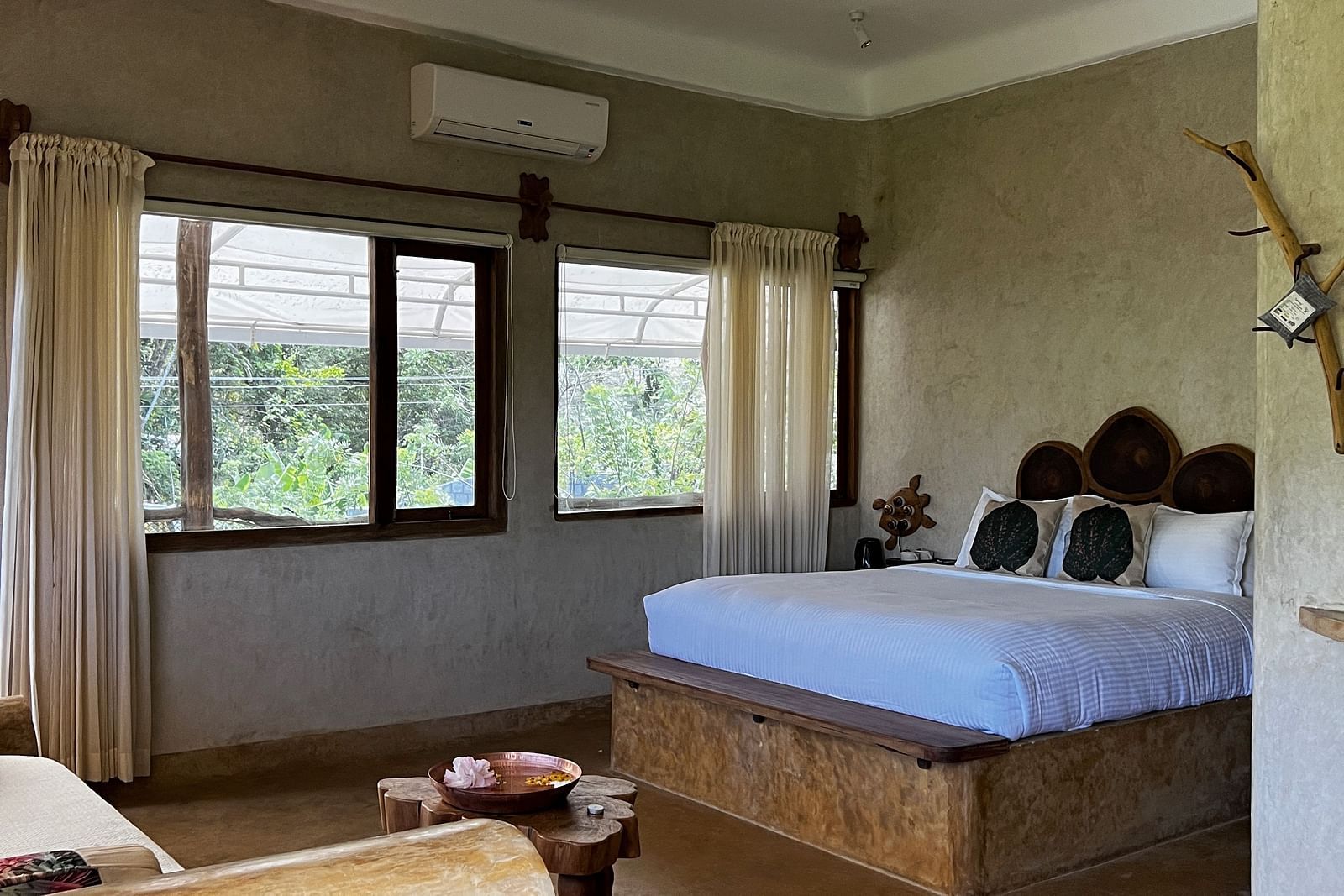 Luxurious Amberjack Room, 350 sq. ft., with a king-size bed and diwan, ideal for families or small groups.