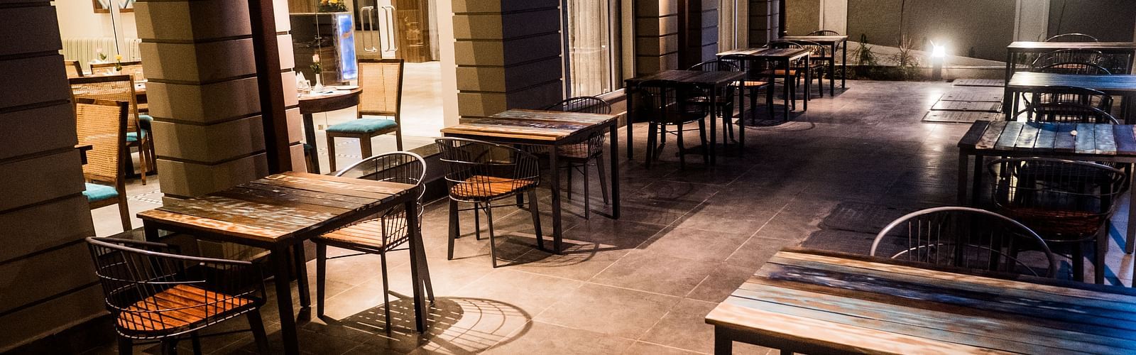 outdoor seating at the restaurant 