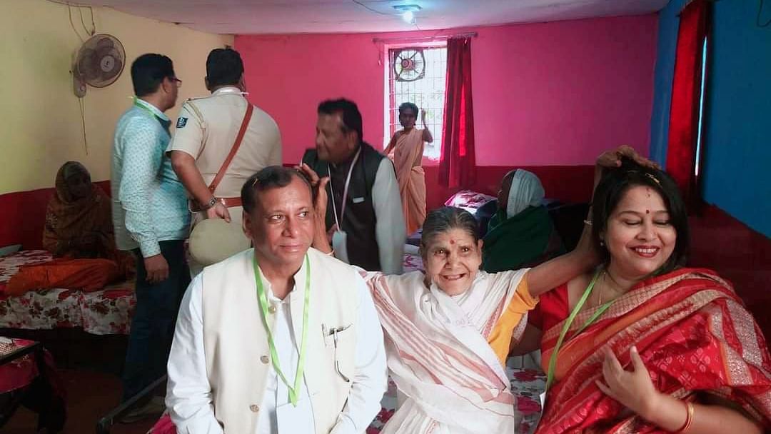Members of Swosti Resorts visiting an old age home
