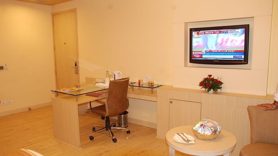 Deluxe Rooms at Hotel Sarovar Portico Naraina New Delhi 7