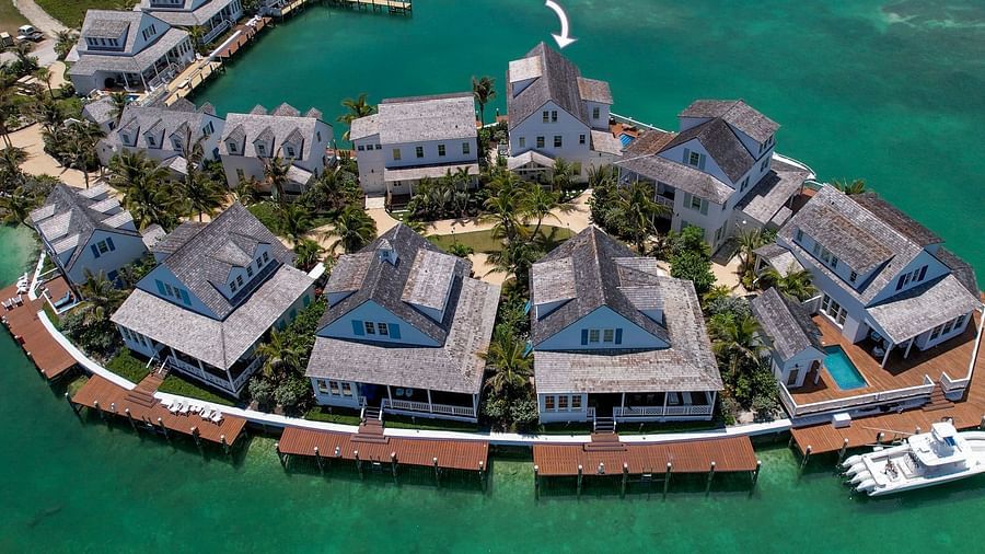 A luxurious waterfront houses with private docs on the sea and boats docked nearby at Abaco Inn.