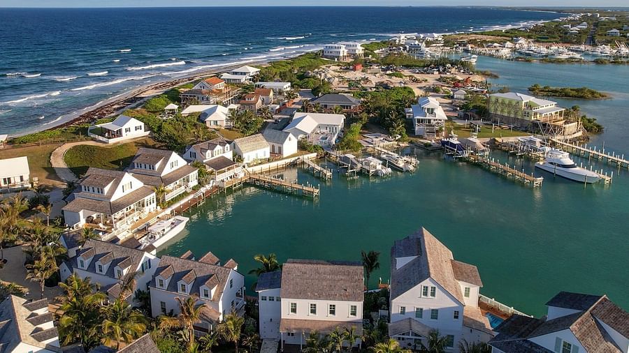 A luxurious waterfront houses with private docs on the sea and boats docked nearby at Abaco Inn.