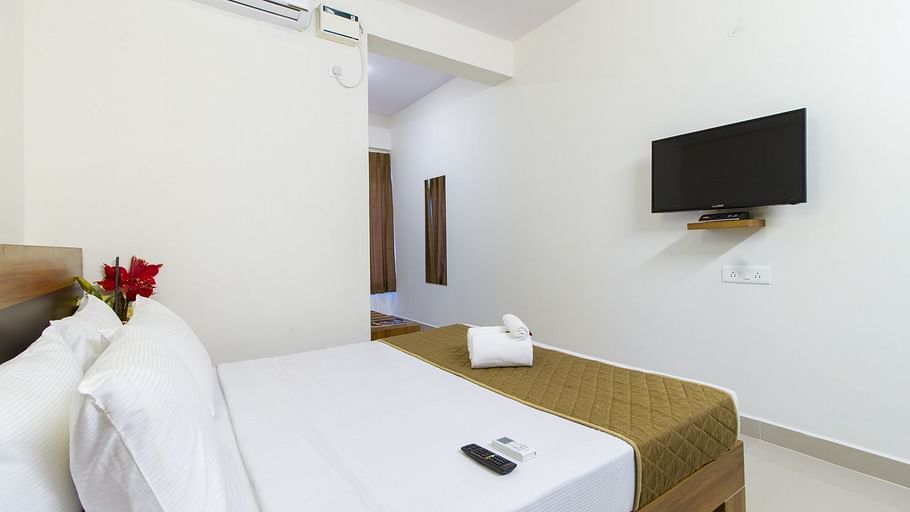 Deluxe Queen Room The Sanctum Suites in Whitefield 4