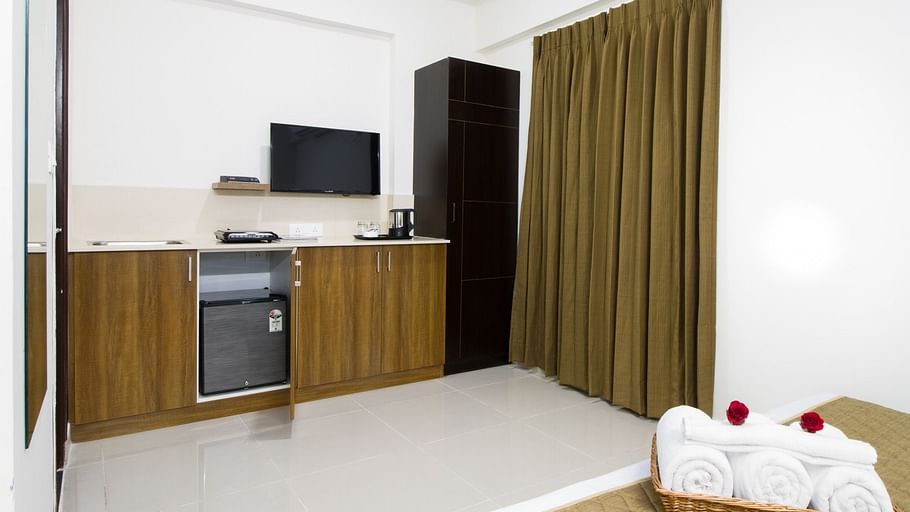 Premium Queen Room with Kitchenette The Sanctum Suites in Whitefield 2