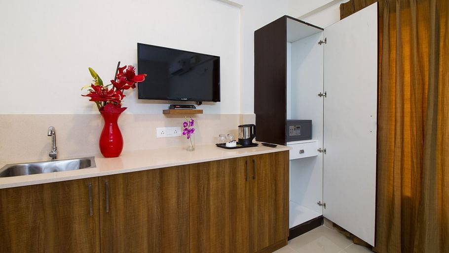 Premium Twin Room with Kitchenette The Sanctum Suites in Whitefield 8