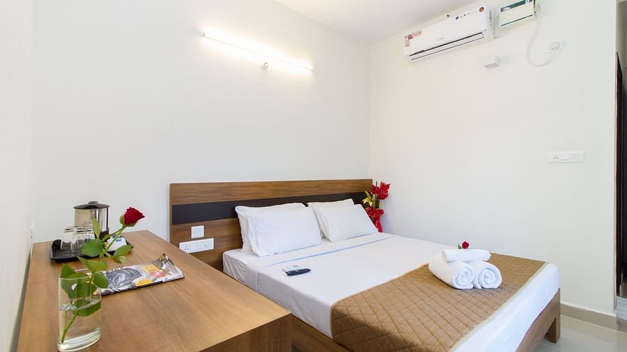 Deluxe Queen Room The Sanctum Suites in Whitefield 12