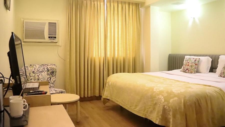 Standard Room with king size bed and TV at Hotel Diplomat
