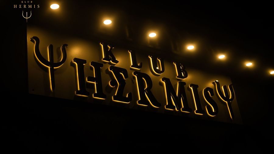  An exterior image of the Klub and logo of the Hermis
