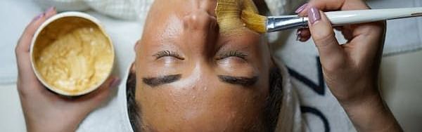 Image of a lady getting a spa treatment 