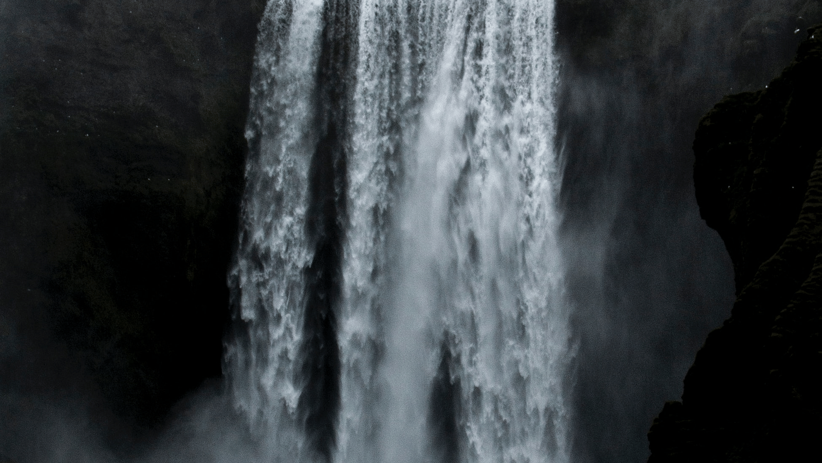 A waterfall amidst the mountains 