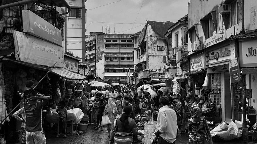A black and white image of people crowding at the Mumbai market