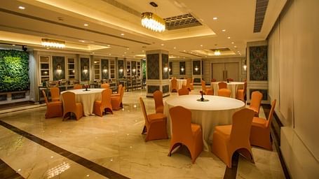 An image of Rubiana Hall with round tables and ambient lighting