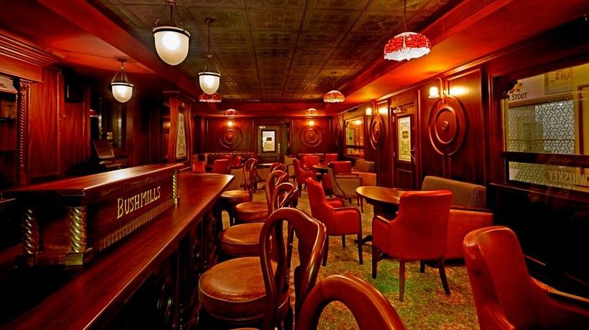 Interior view of moon and six pence lounge in Chennai at Hablis Hotel