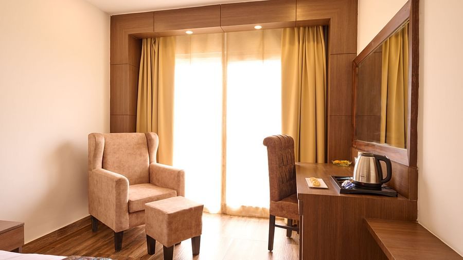 luxury room with balcony and workdesk