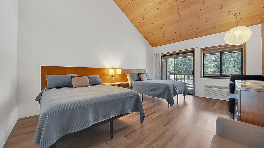A view of a room at Amador Hotel with twin beds.