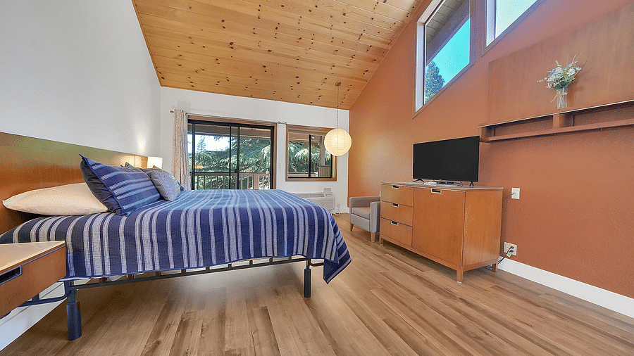 A view of a room at Amador Hotel with a double bed.