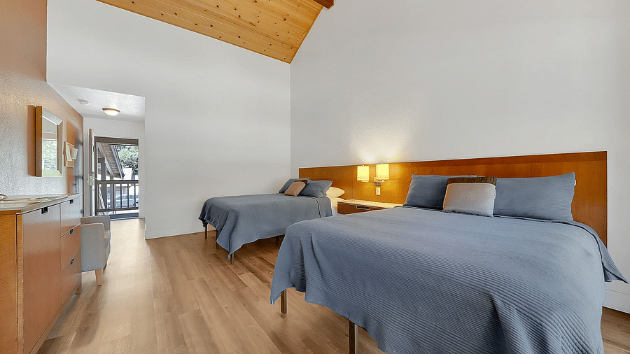 A view of a room at Amador Hotel with twin beds.