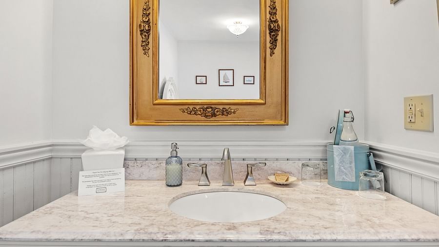 Bathroom with sink, mirror, tissue paper roll and wall lighting,at Hartstone Inn