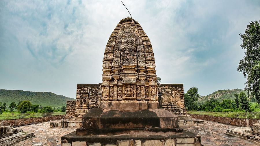 An image of Neelkanth temple with a mountain backdrop and a clear sky