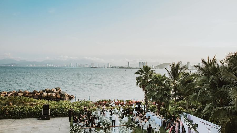 A lawn by the Nha Trang bay decorated for weddings - Alibu Resorts Nha Trang