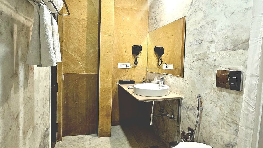 MEERA SUITE BATHROOM 1