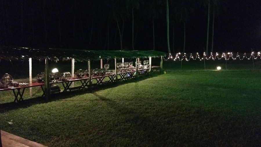 Buffet served in open lawn
