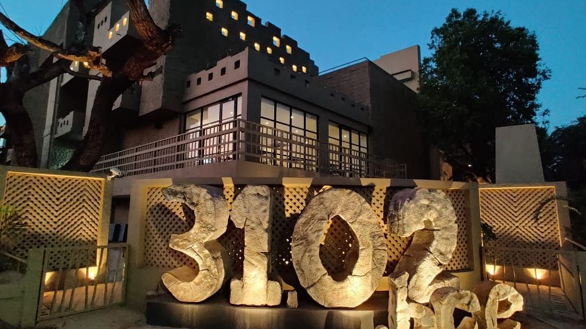Facade image of 3102bce under lights
